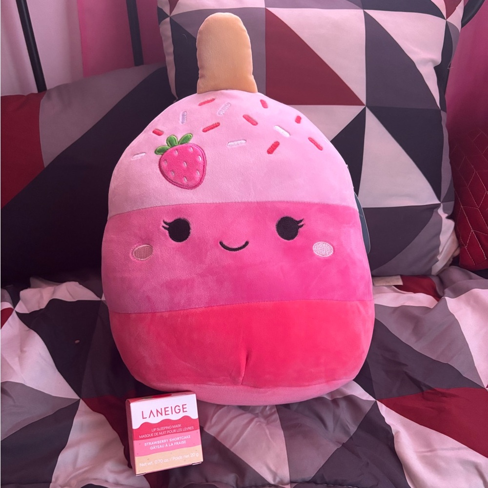 Pama The Pink Strawberry Cake Pop
& LANEIGE Strawberry Shortcake Lip Mask - Set